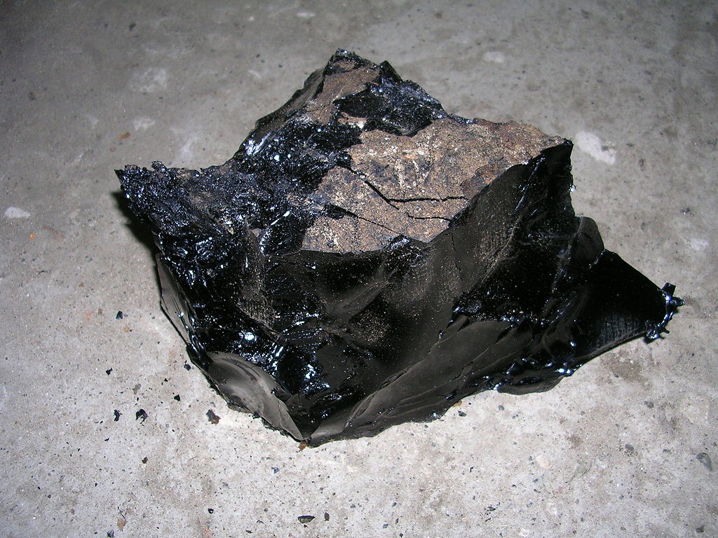 The Alberta government is supporting the bitumen industry. Photo by Burger via Wikimedia Commons.