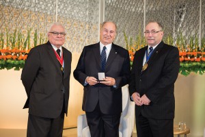 His Highness the Aga Khan, recipient of the 2013 Royal Architectural Institute of Canada Gold Medal, with 2010 Gold Medal recipient George Baird (left) and RAIC President Paul Frank (right). AKDN/Farhez Rayani