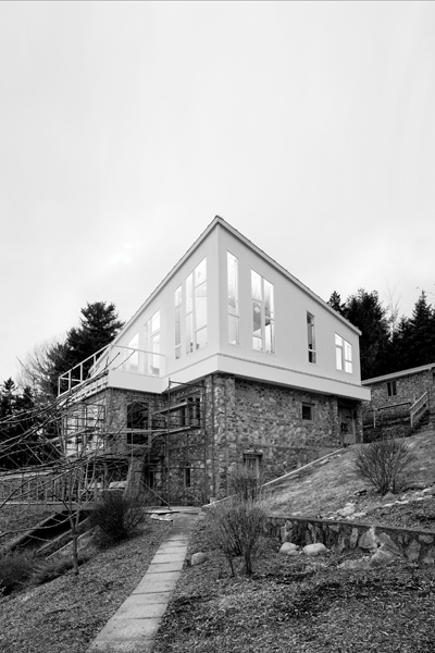 Martinon Monter, a second-storey addition to a handbuilt home. Photo by Mark Hemmings