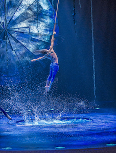Acrobate sur sangle