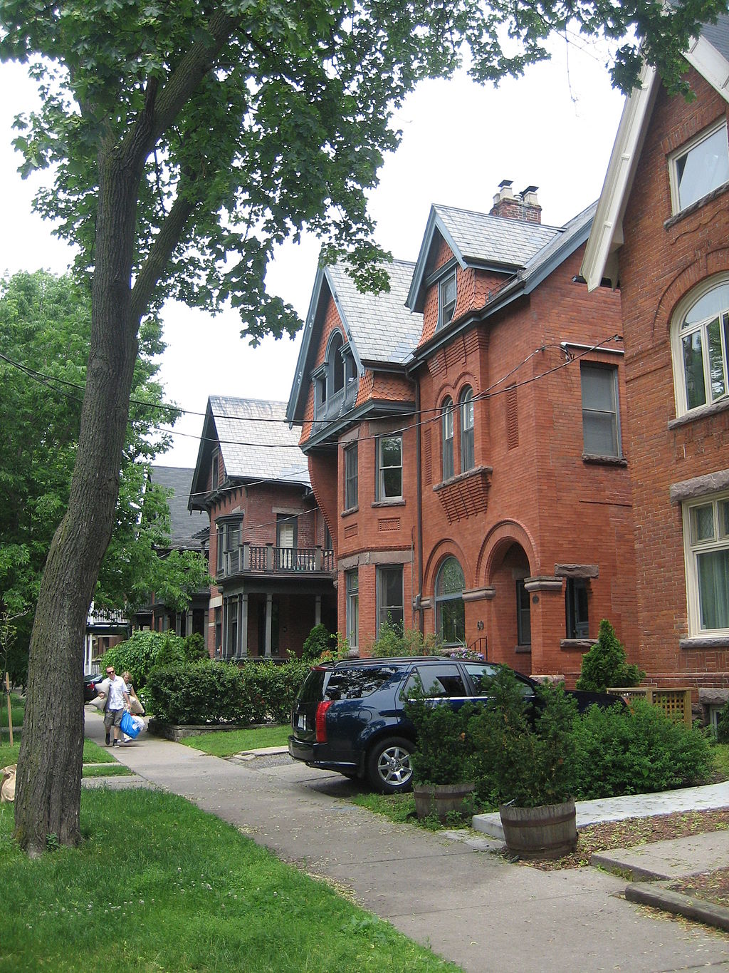 Toronto home sales to slip, but remain vulnerable to overvaluation experts