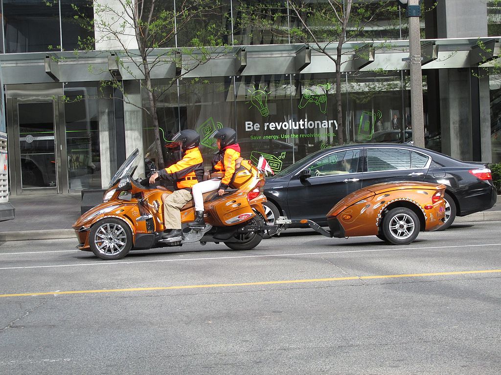 A Can-Am Spyder on the streets of Toronto — complete with trailer. Photo by PvOberstein via Wikimedia Commons.