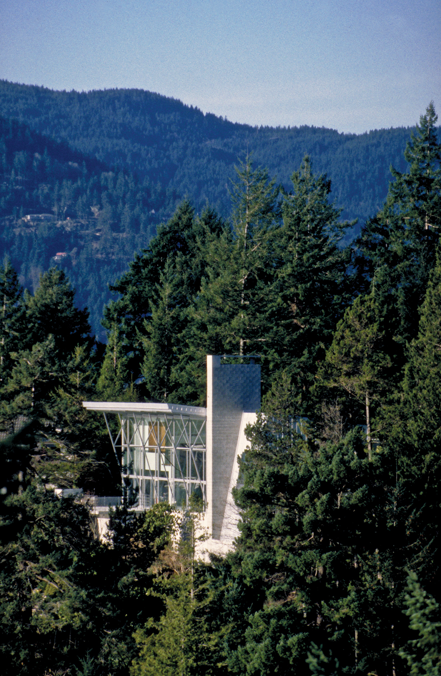 The Sturdy House stands heroically in its privileged West Coast context. Peter Cardew Architects