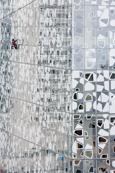 A geometric pattern enlivens the fritted glass façade enclosing the south and west sides of the buiding. Opaque, translucent and transparent areas are calibrated to balance light, views and heat gain.