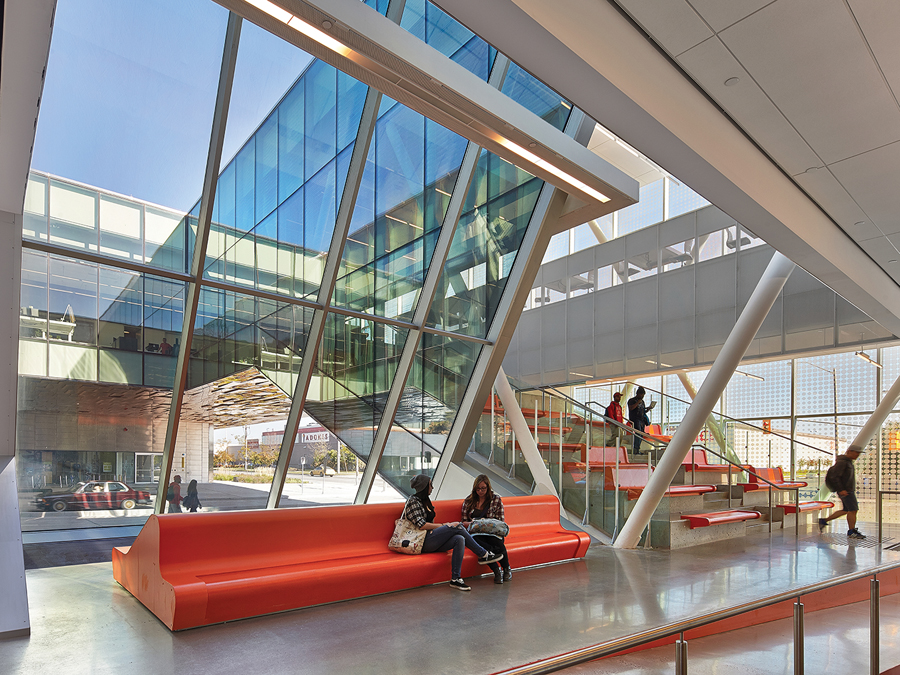 Centennial
College Ashtonbee Campus Student Centre. Photo: Shai Gil. | Centre étudiant du campus Ashtonbee
du Collège Centennial. Photo: Shai Gil.
