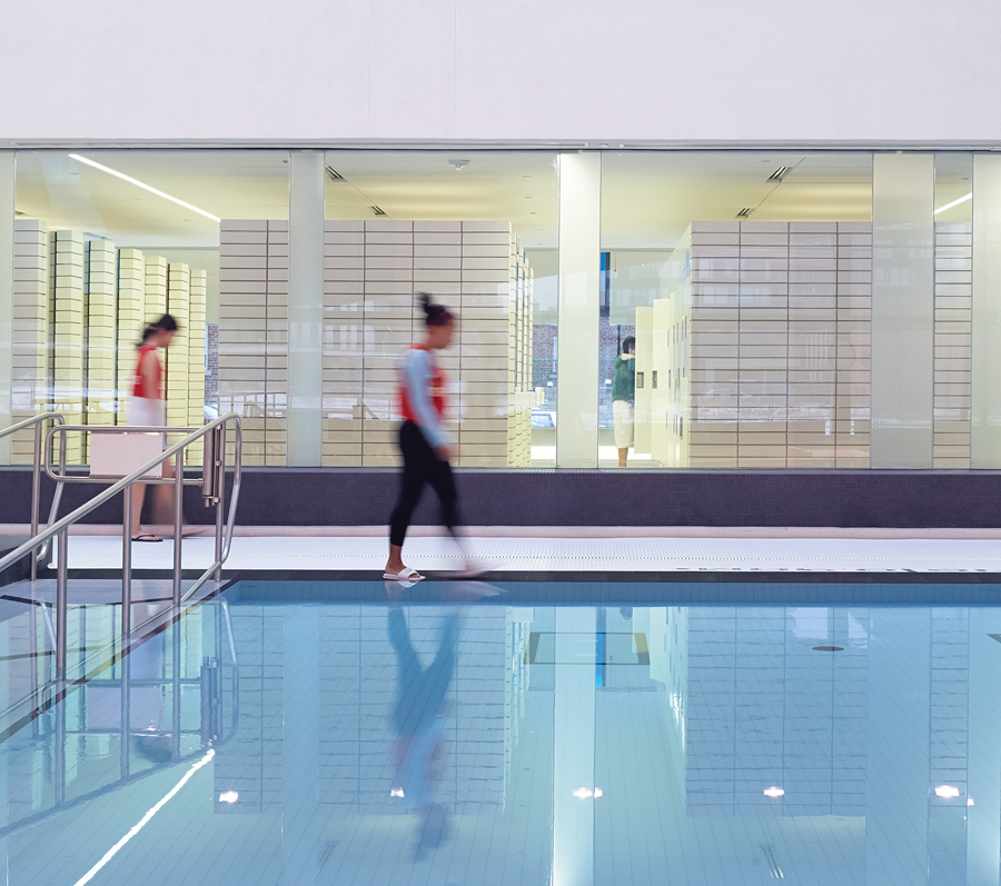 Universal change rooms with individual changing stalls allow for an exceptional degree of transparency and natural light throughout the facility.