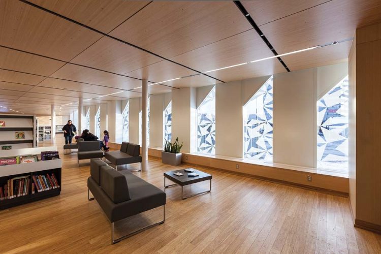 Les motifs cristallins filtrent la lumière dans les zones de lecture. | Crystalline patterns filter light into the reading areas.