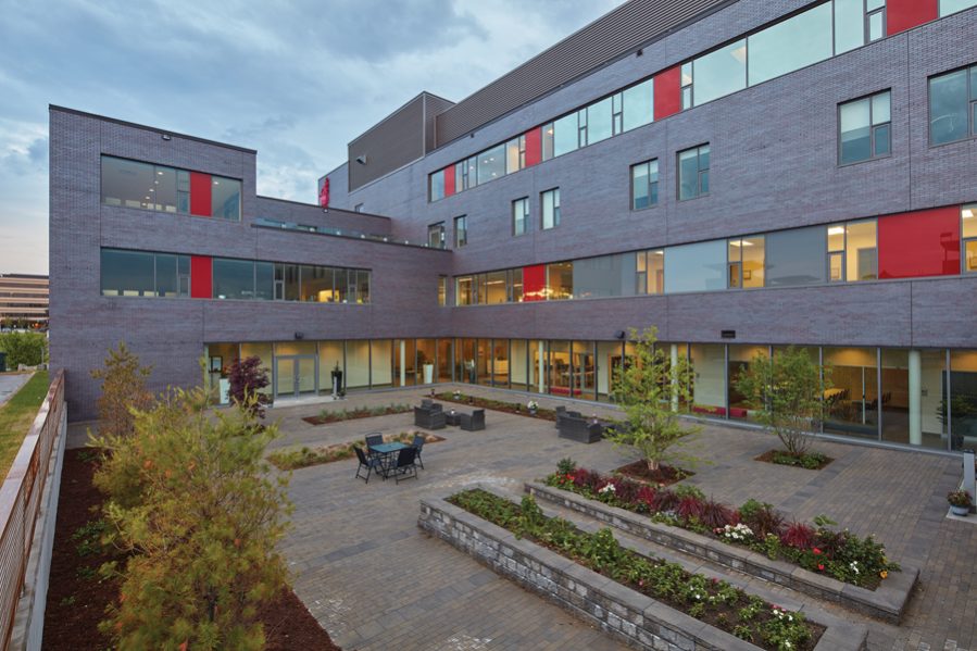 The landscaped courtyard offers a space to connect with nature, and adds to the building’s open and welcoming character. In a post-occupancysurvey, 97 per cent of staff agreed that the building promoted a positive atmosphere for seniors that made it easier to inter act with them. Photo by Shai Gil