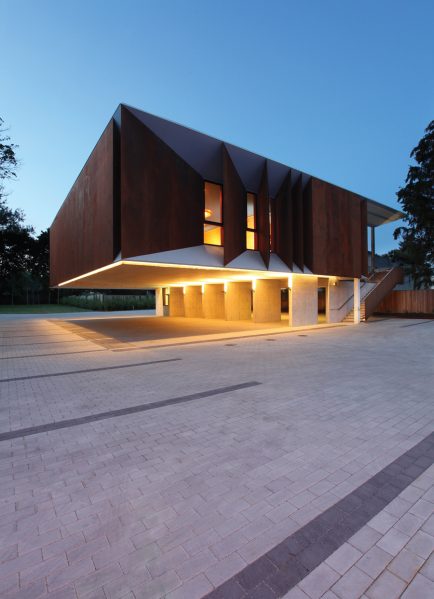 A 10-metre-long cantilever elevates the temple over the large parking area required by the municipality, allowing the building to fit on its site.