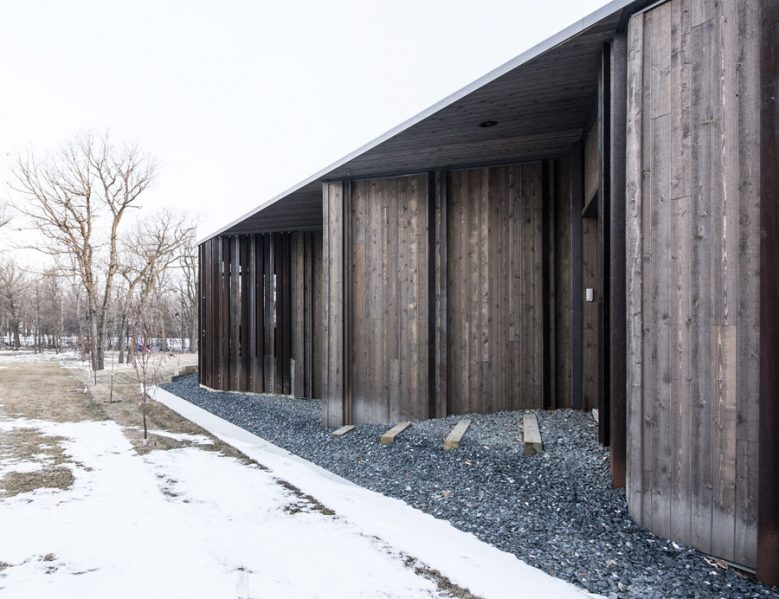 A sawtooth profile along the south façade provides indirect views facing the neighbouring property.