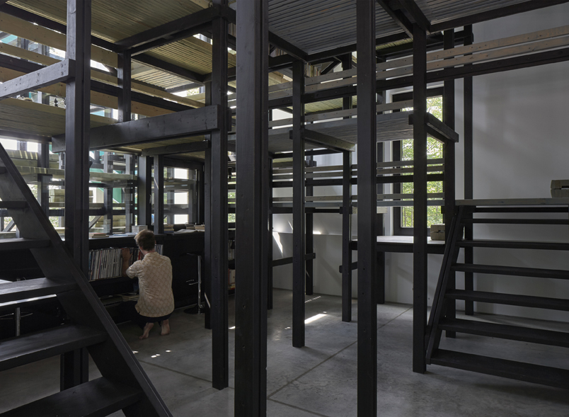 Underneath the bleachers, the forest of 2x4 columns set in a 44-inch grid allow for adjustable studio tables at the ground level with in-between platforms above tucked under the tiers, creating favourite spaces for visiting children. Photography by James Brittain Photography