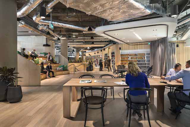 These staff areas are centred on the forum, with its stadium-style seating and loft space work area. All of the communal facilities sit on a raised timber floor that connects to the sunken working area of the neighbourhoods.