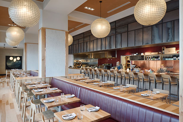 The design of Donna Mac focuses on strong, geometric forms and material rawness of hickory, leather, cork, and brick: textures that give the space warmth.