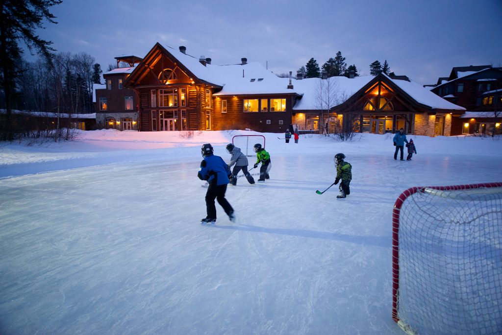 auberge du lac taureau, quebec, pond hockey
