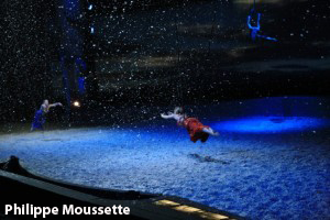 Voltige avec sangle sous la neige
