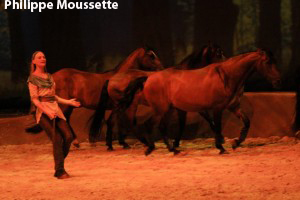 Cavalia, Élise Verdoncq guidant les chevaux