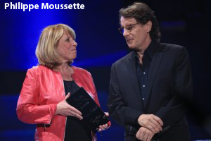 Remise du prix Miroir de la Renommé à Francis Cabrel par la Ministre Mme Christine St-Pierre.