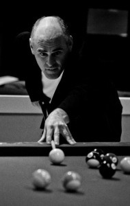 Robert Fournier jouant au billard