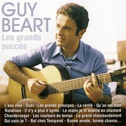 On voit Guy Béart jouer de la guitare