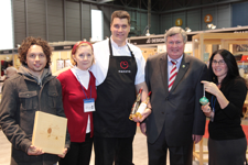 Marc-Étienne Boivin et Léola Charron de Materia Prima, Pascal Miche du Domaine de la Vallée du Bras, Raymond Bernier, président d’honneur, et Johanne Beneditti, gagnante du Prix de la relève. trois prix du jury au Salon des Artisans de Québec,