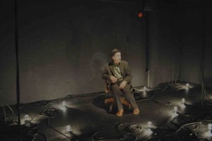 Roch Aubert dans un décor de Martin Sirois © Théâtre de Fortune