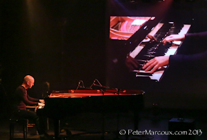 Grâce à l'écran géant, on pouvait voir David jouer du piano