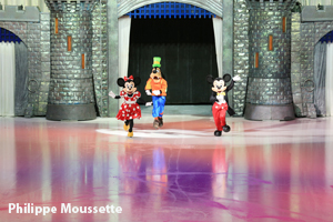Minnie, Dingo, Mickey devant leur château