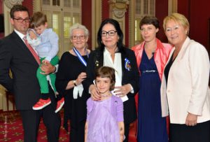 Nana Mouskouri entourée de sa famille et Pauline Marois