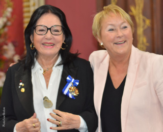Madame Nana Mouskouri et son insigne d'officière de l'Ordre national du Québec et madame la Première Ministre Pauline Marois