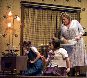 De gauche à droite: Tanya Brideau (Penny), Vanessa Duchel (Tracy) et Louis Champagne (Edna)