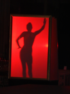 Danseuse dans une cage, pour un décor se voulant sensuel