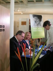 Dominique Michel et Guy Berthiaume signant la convention de dépôt d'archives
