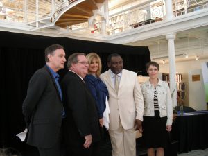 Dominique Michel entourée de Yves Jacques, Guy Berthiaume, Le Ministre Maka Kotto et Hélène Charbonneau
