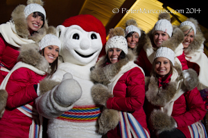Bonhomme entouré des duchesses et de sa reine
