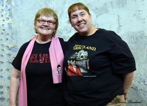 Ma mère une admiratrice d'Elvis, avec le petit foulard de Steeve, en vente à l'entracte au coût de 5$