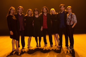 La troupe de chanteurs et danseurs