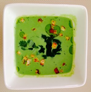 Soupe de pois verts et lait de coco, coriande
