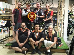 Alexandre Clément, conseiller en vélo ; Yves Jacques, propriétaire de La Vie Sportive ; Michel Rochon, directeur général du magasin ; Raymond Lavoie, coordonnateur des départements de vélos et de ski de fond du magasin ; Philippe Rioux, responsable des départements de vêtements de vélo et de ski de fond; Laurent Bourgoin, assistant au coordonnateur des départements de vélo et du ski de fond et Lucille Falardeau, conseillère en vêtement. © photo: courtoisie