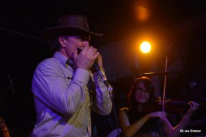Conrad à l'harmonica et Pascale Croft au violon