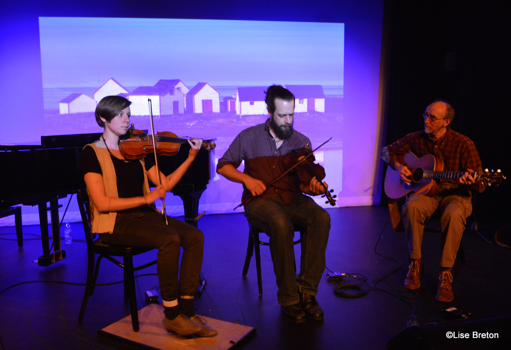 Elizabeth Moquin, Mathieu Gallant et Guy Bouchard devant une image de Natashquan