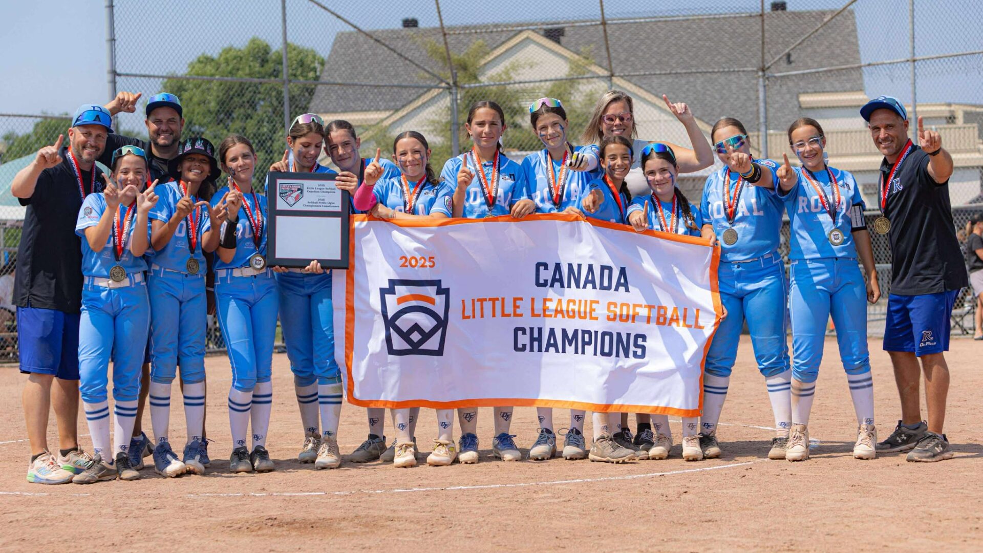 L'équipe U14 des Royal - On Field de Repentigny a remporté les Championnats canadiens de softball féminin à Repentigny. Photo gracieuseté