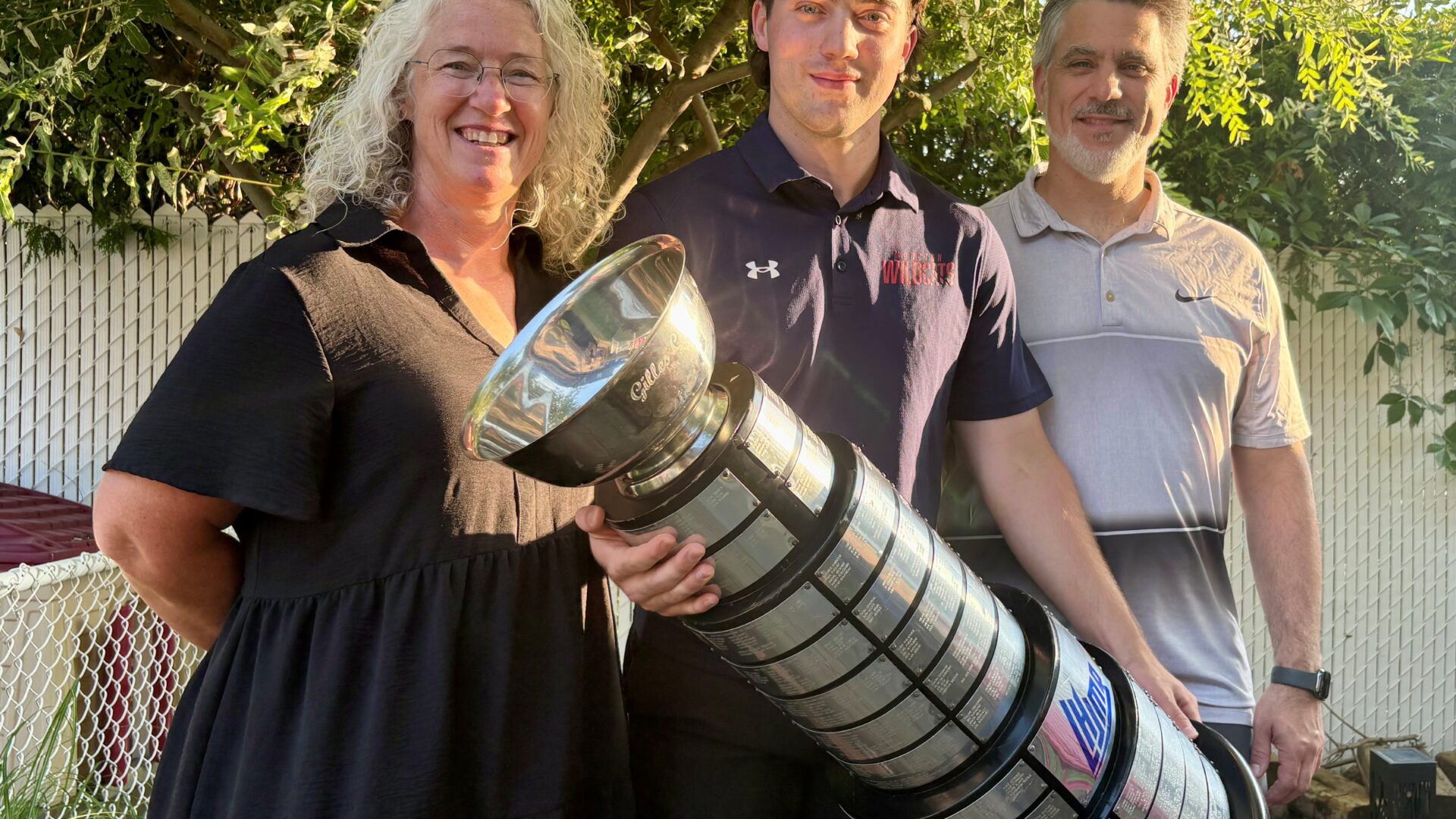 Adam Fortier-Gendron, en compagnie de ses parents. (Photo Médialo - Marie-Christine Gaudreau)
