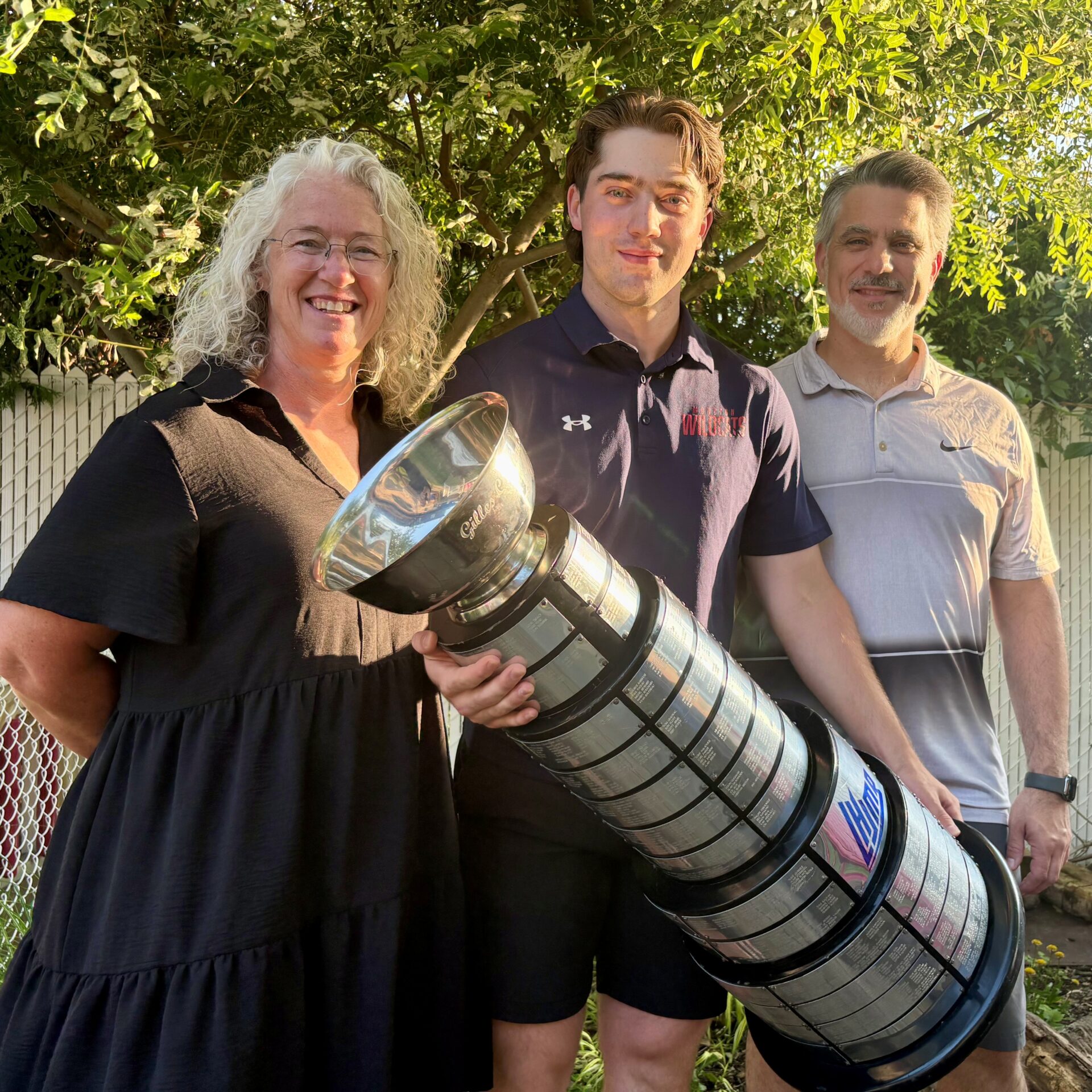 Adam Fortier-Gendron, en compagnie de ses parents. (Photo Médialo - Marie-Christine Gaudreau)