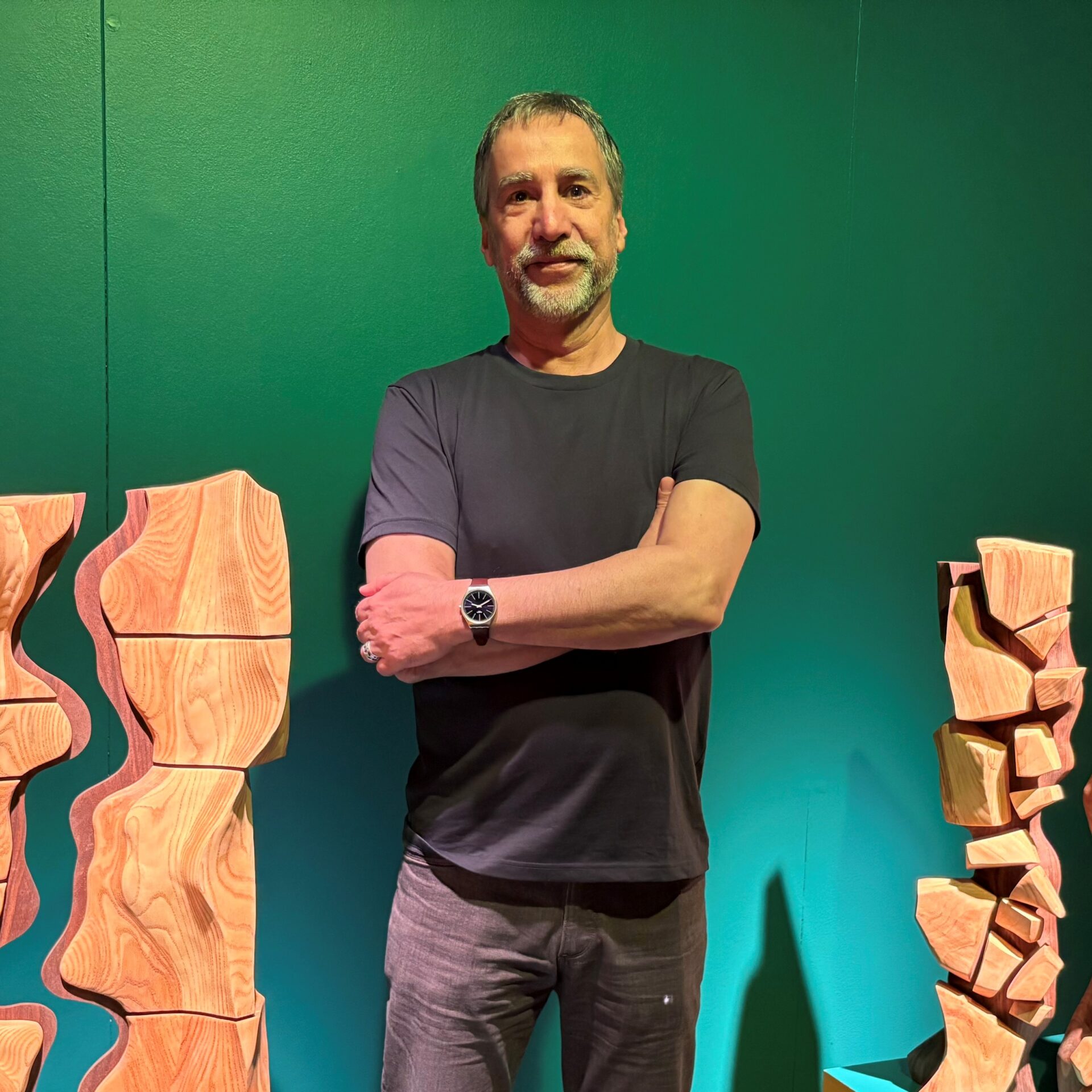 On peut voir ici deux des trois sculptures créées spécialement pour l'exposition Identités paysagères. (Photo Médialo - Marie-Christine Gaudreau)