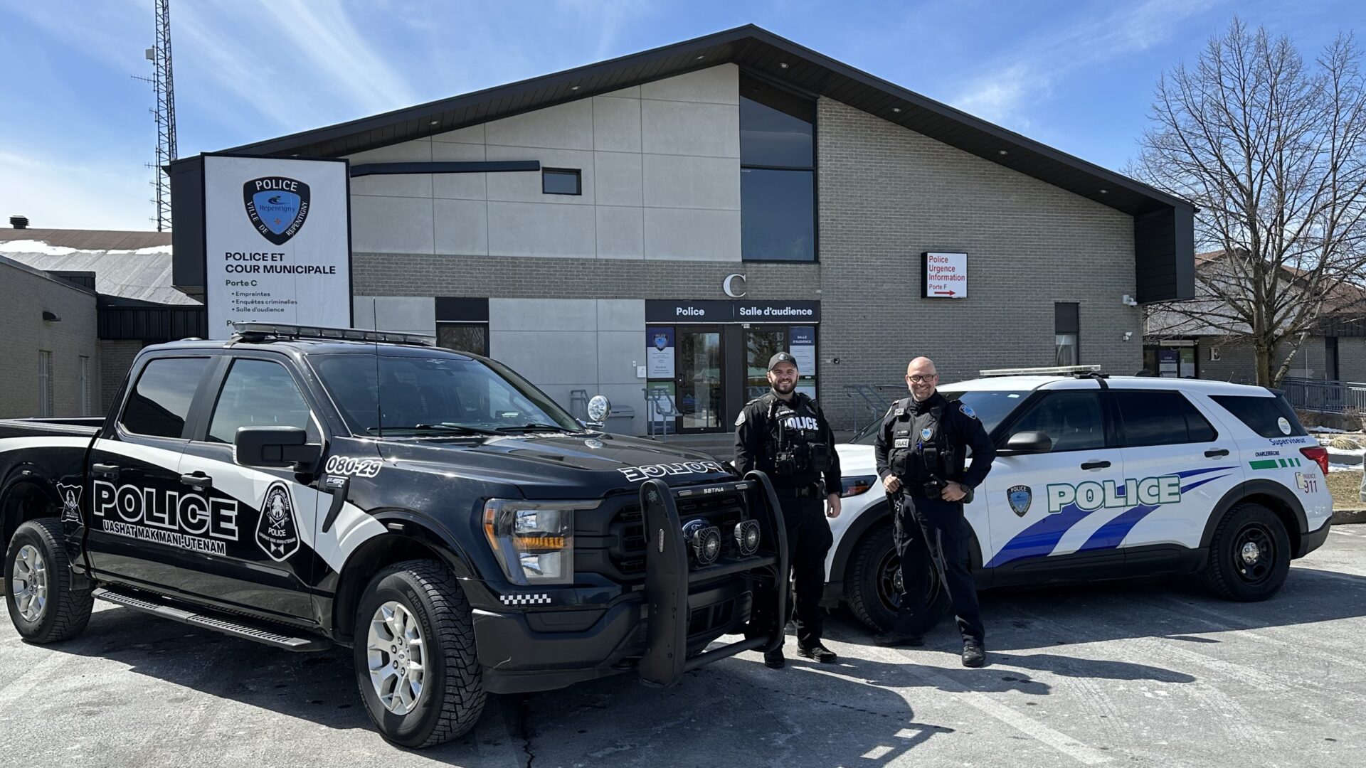 Un agent de Uashat en compagnie d'un agent de Repentigny. (Photo gracieuseté - Ville de Repentigny)