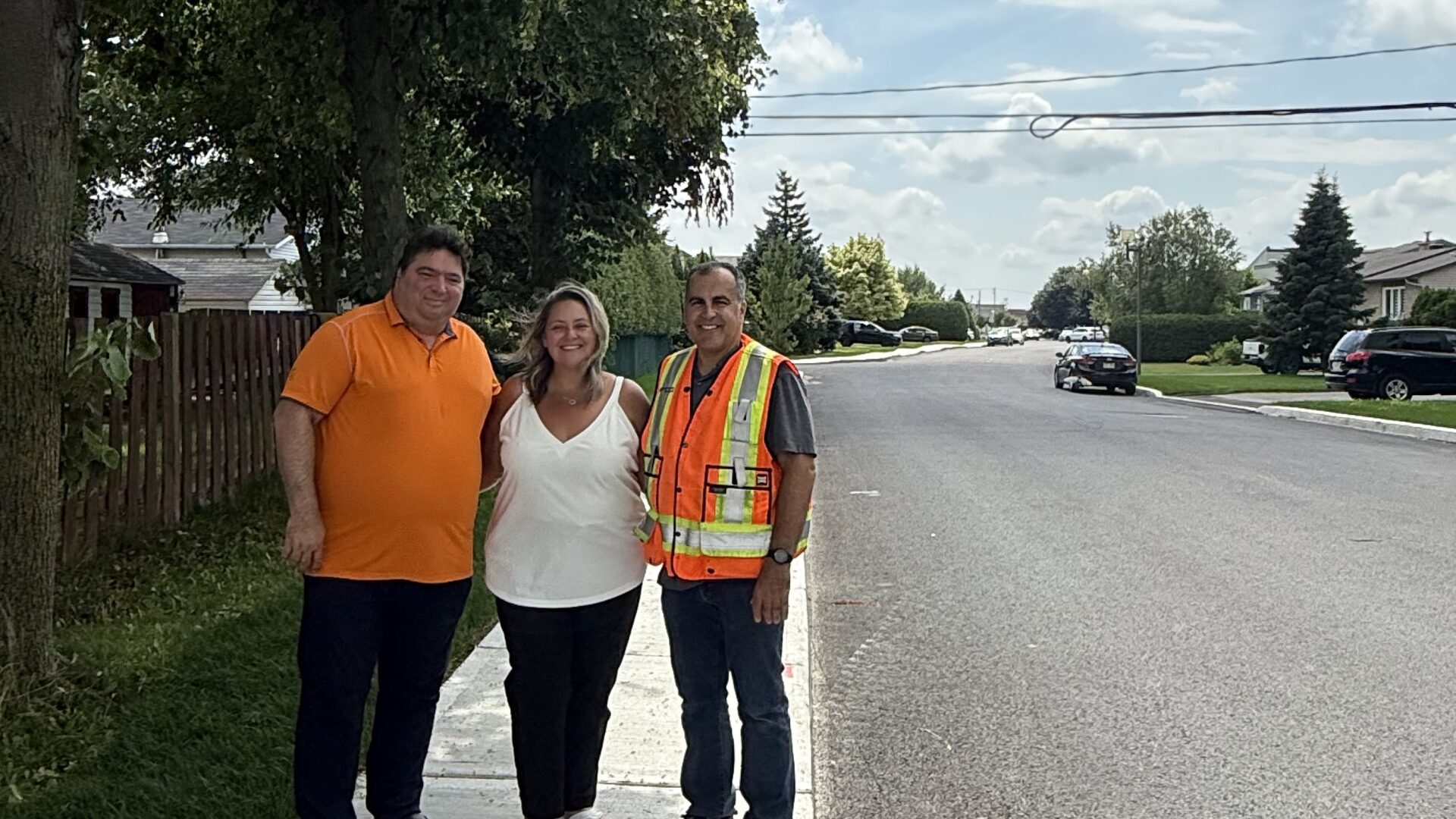 Les conseillers Normand Urbain et Chantal Routhier, en compagnie d’Éric Garant, coordonnateur technique en génie civil à la Ville de Repentigny. (Photo gracieuseté - Ville de Repentigny)