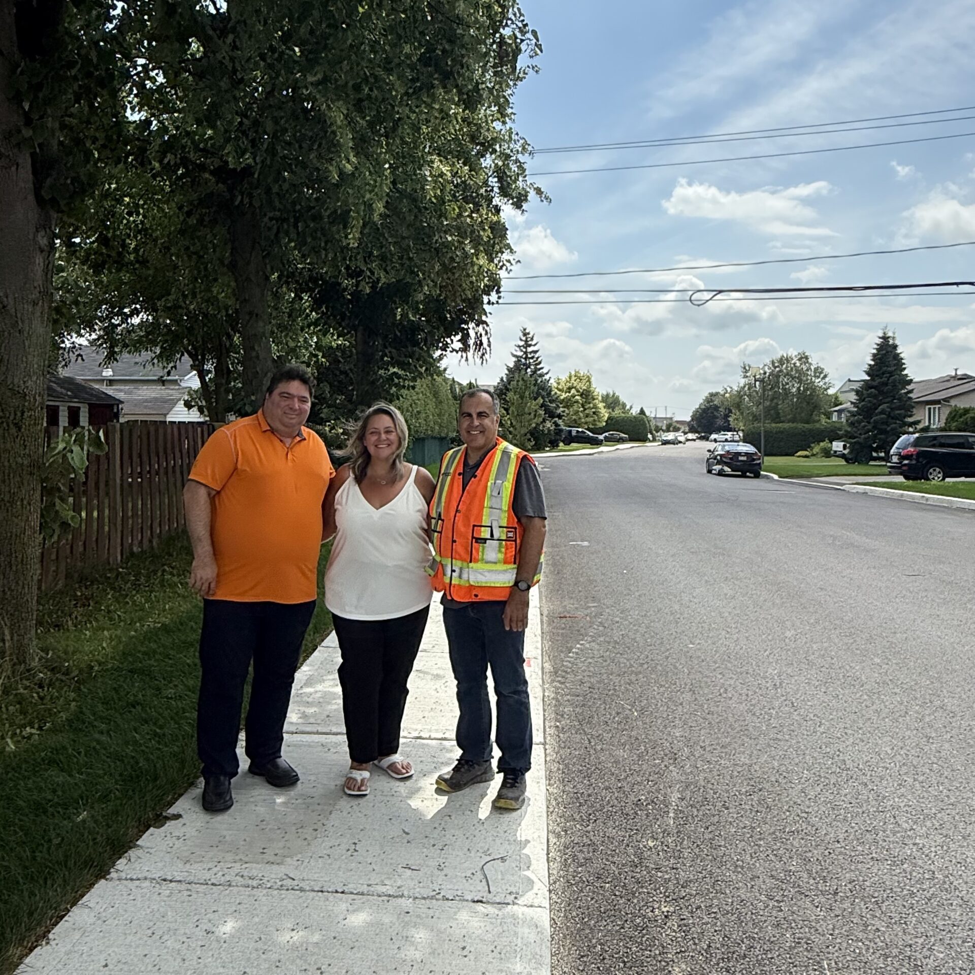 Les conseillers Normand Urbain et Chantal Routhier, en compagnie d’Éric Garant, coordonnateur technique en génie civil à la Ville de Repentigny. (Photo gracieuseté - Ville de Repentigny)