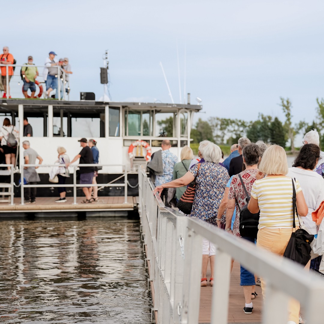 Montez à bord du Longueuil V pour une croisière unique .