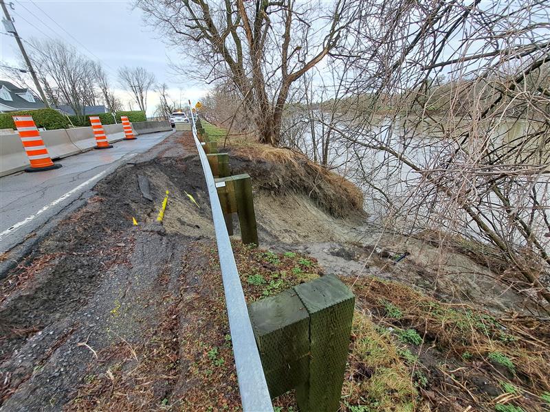 Un glissement de terrain survenu sur le rang du Bas-de-L’Assomption Sud crée une entrave à la circulation.  
(Photo gracieuseté - Ville de L'Assomption)