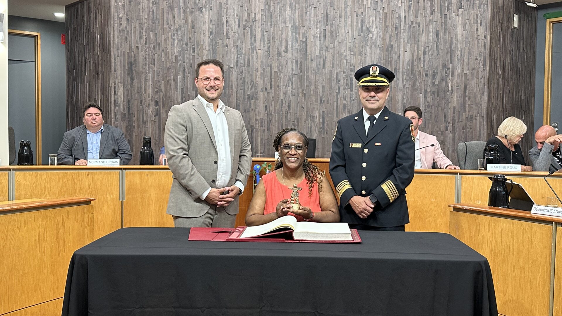 Le conseil municipal a honoré Marie-Rollande Rhau pour son courage exceptionnel.